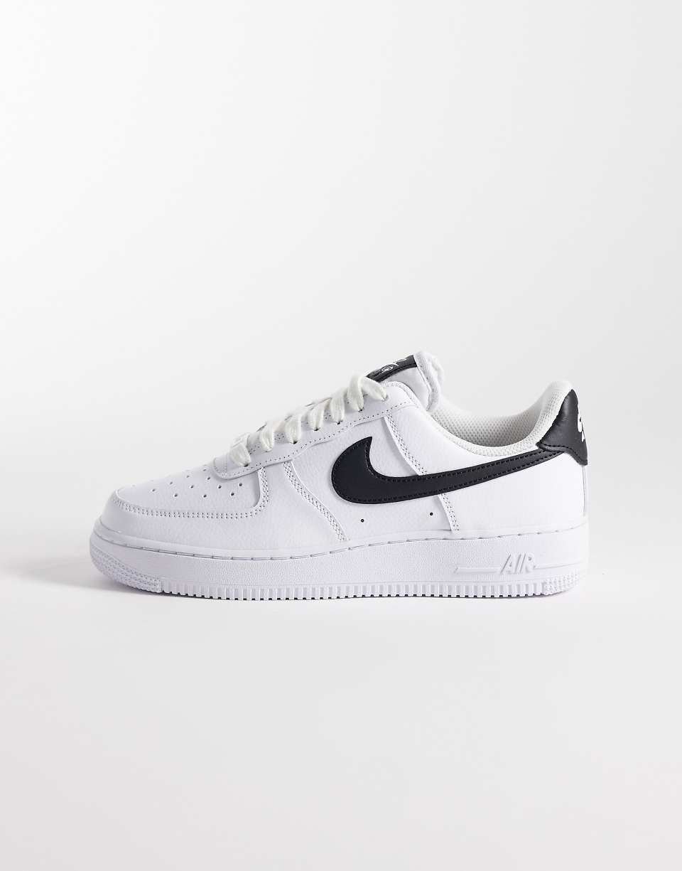 حذاء رياضي Air Force 1 '07 باللون الأبيض مع شعار أسود