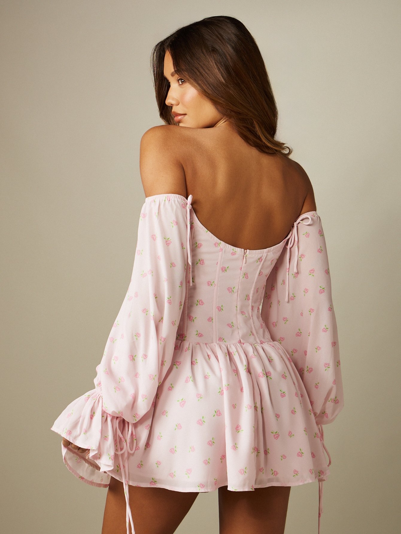Robe qsira corset b ktaf 3aryin w kmam cloche mwerda