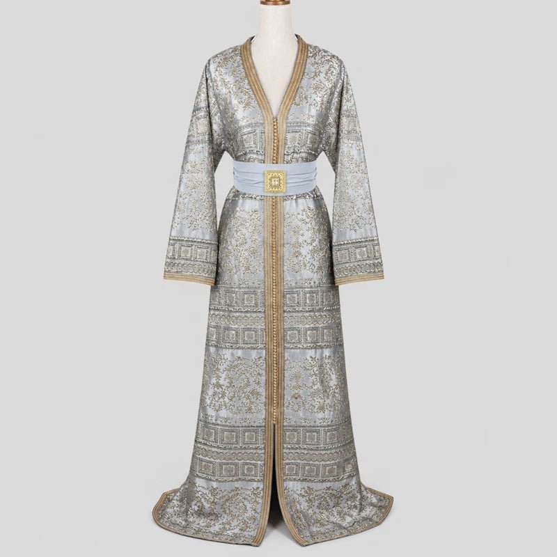 Caftan en brocart gris argenté à sfifa dorée
