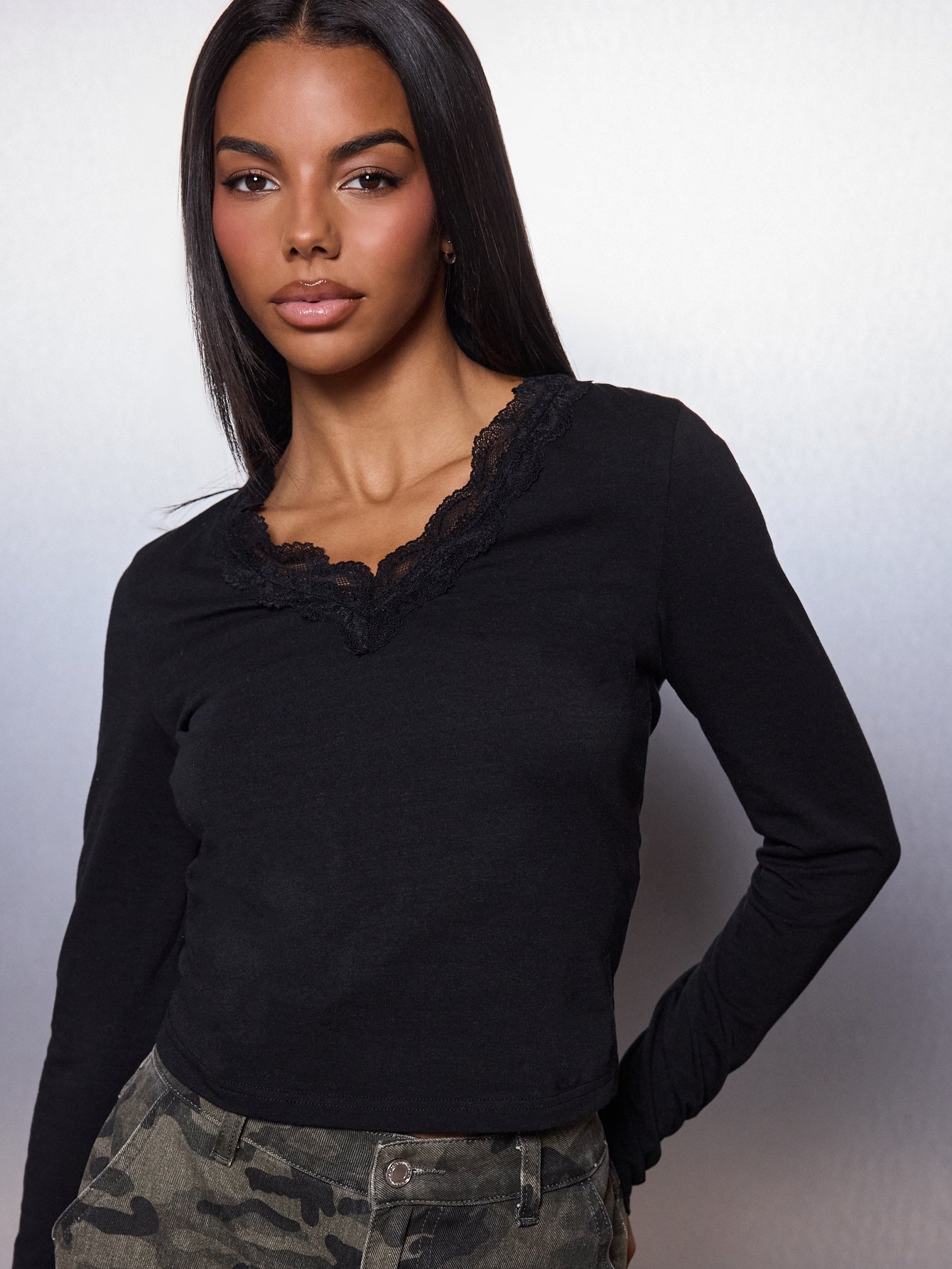 Crop top à manches longues avec col en V et bordure