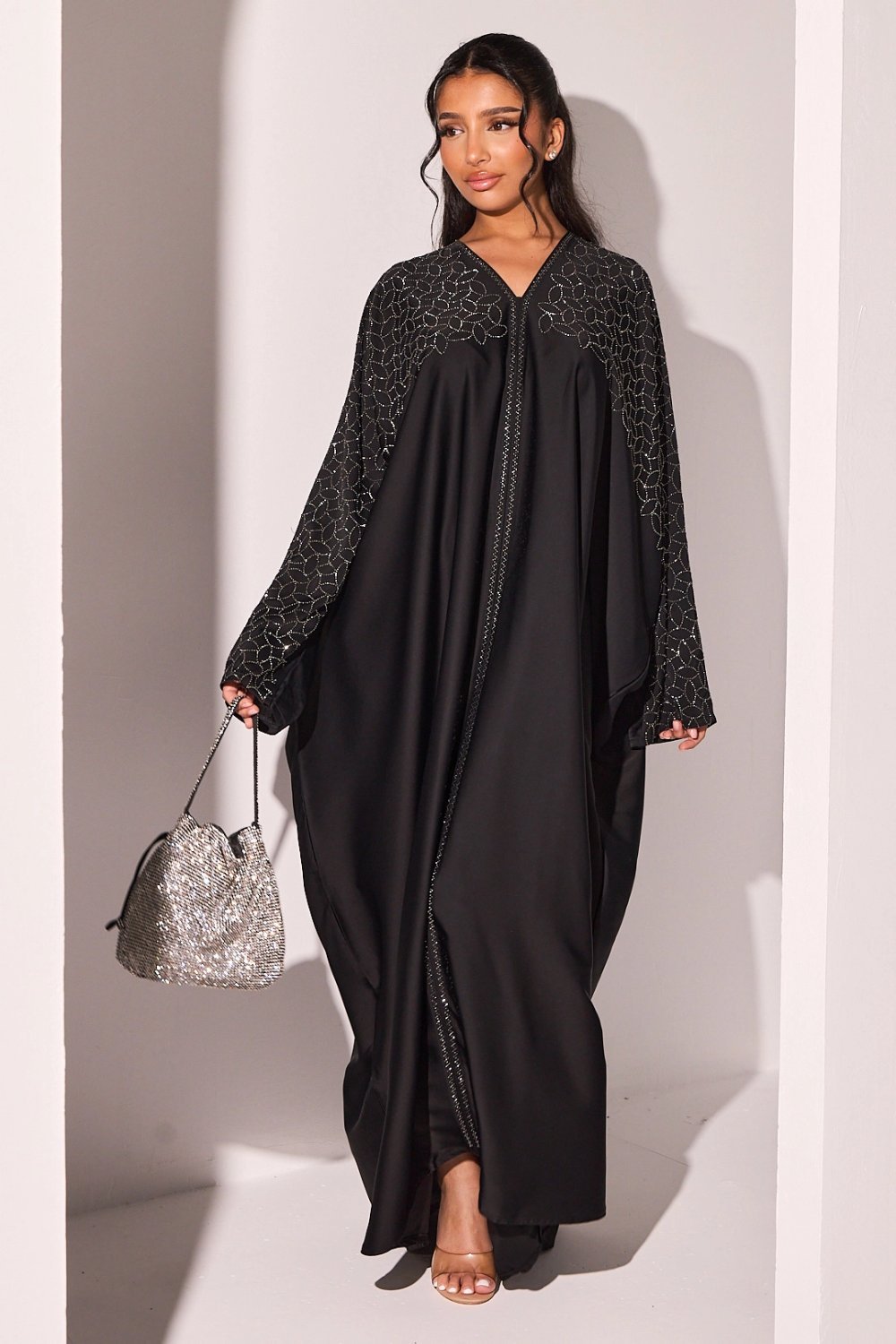 Abaya noire à feuilles de strass argentés et voile