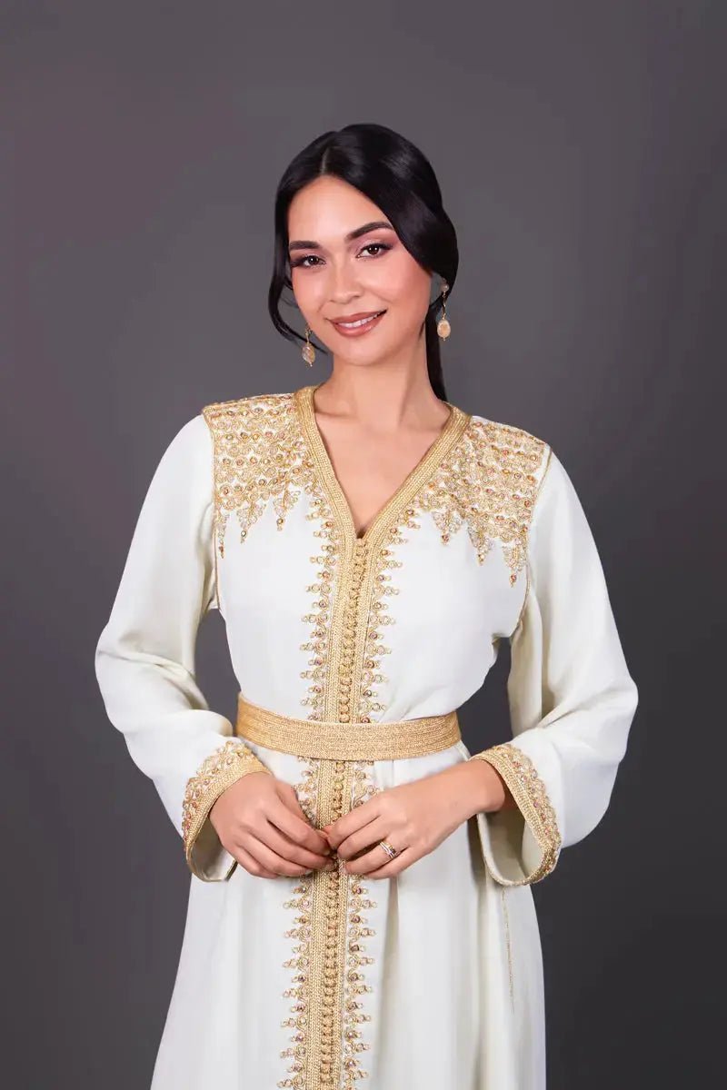 Caftan en crêpe crème à broderies dorées