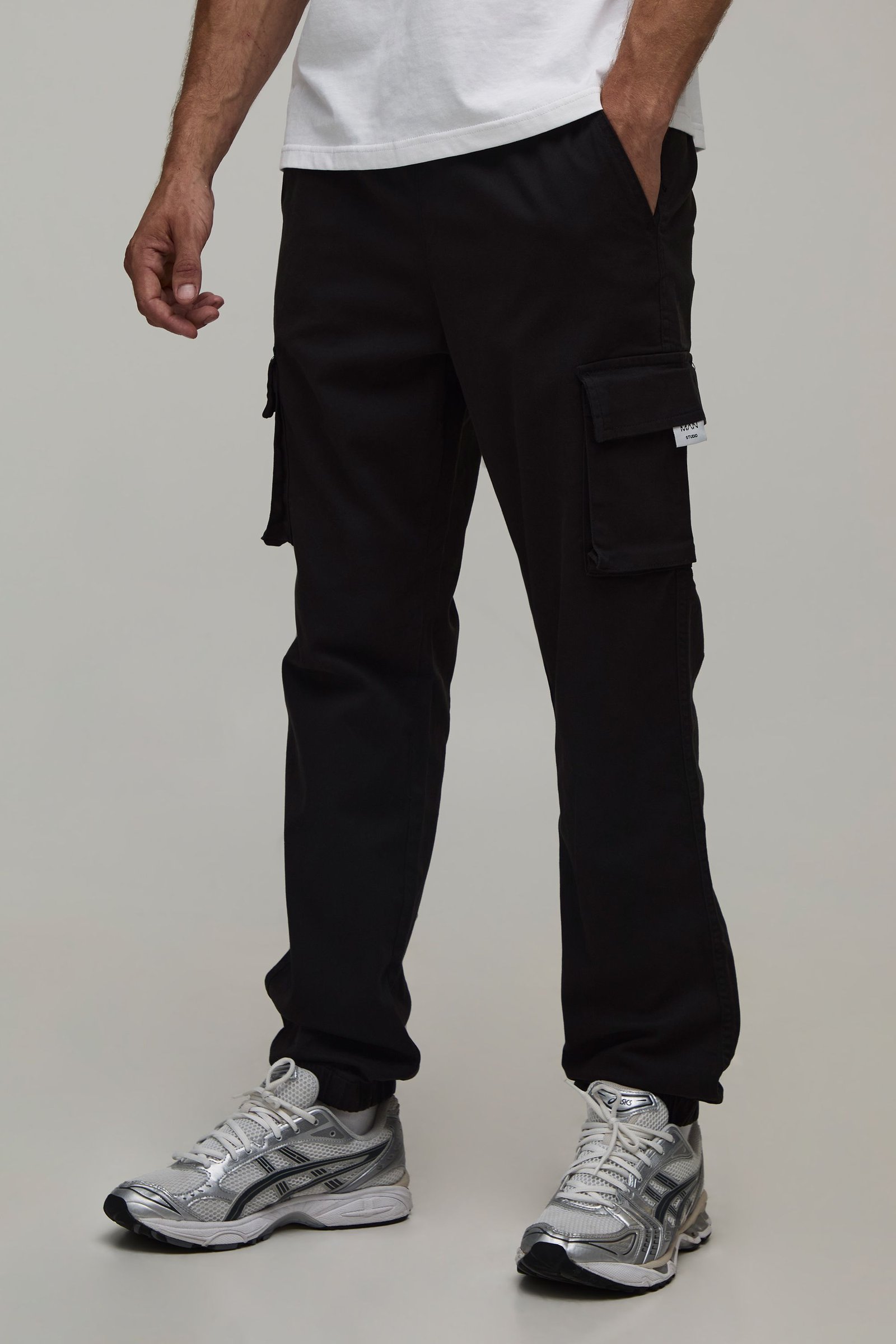 Pantalon cargo slim fit à taille élastiquée, patte tissée et revers aux chevilles