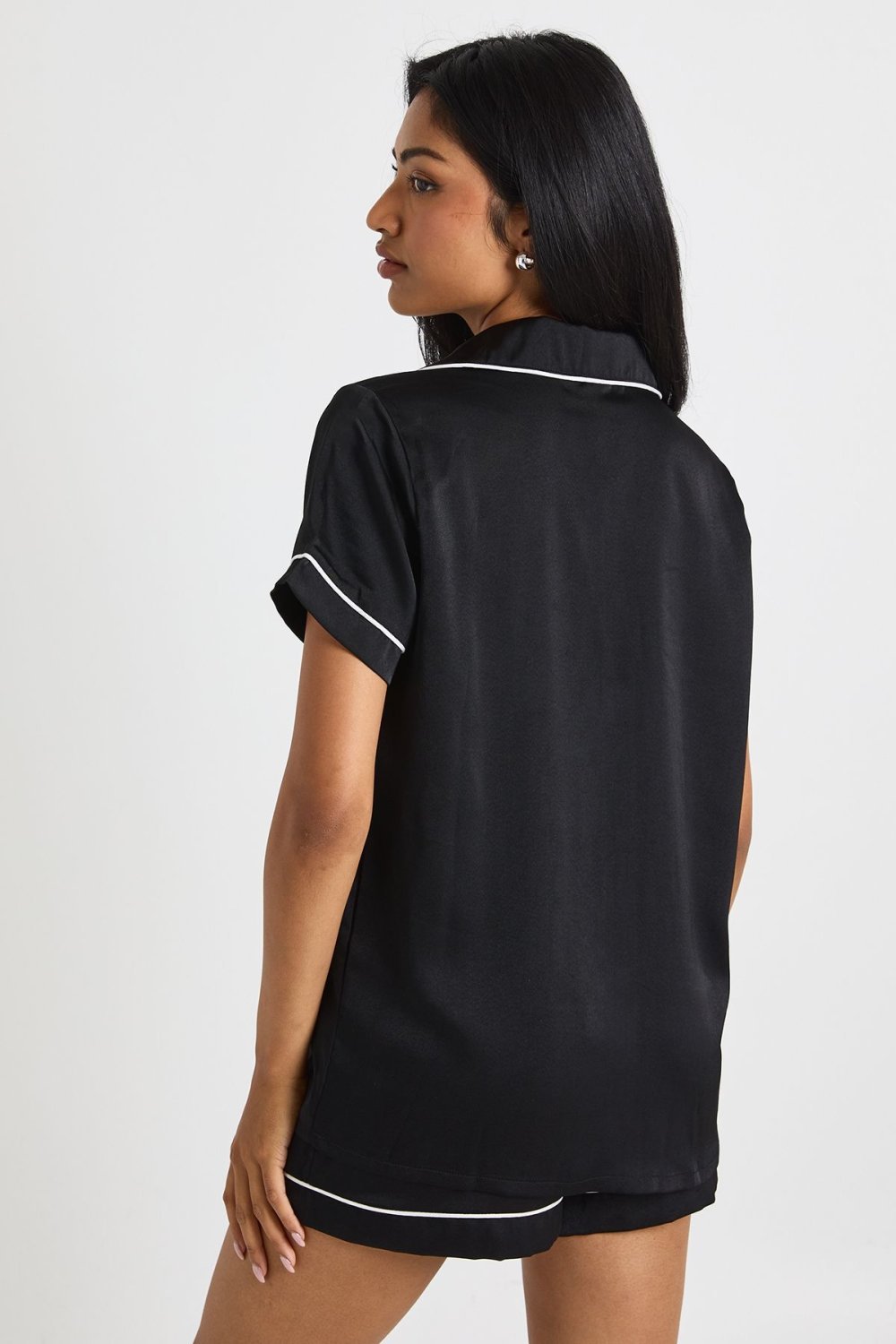 Pyjama chemise et short en satin à passepoil