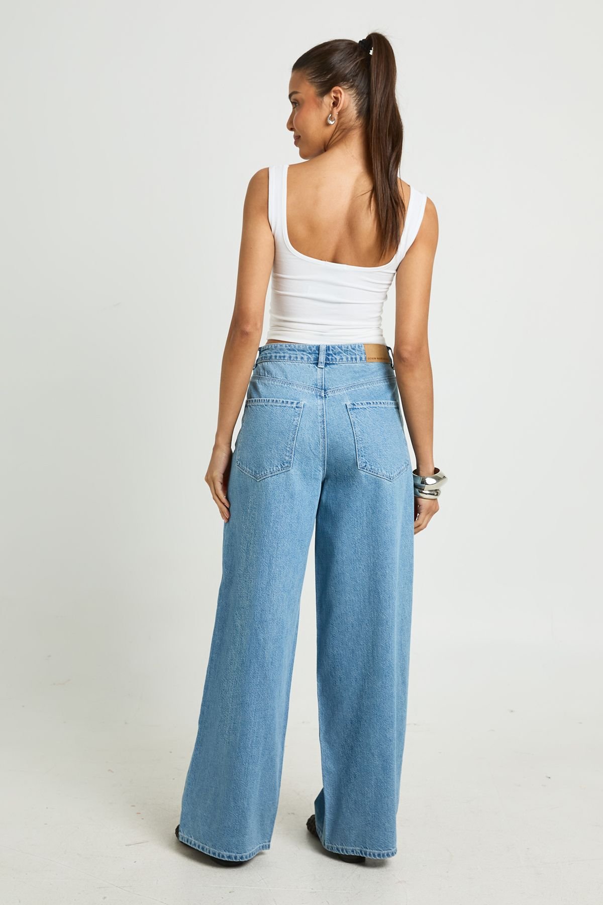 Jean à taille mi-haute, coupe ample et jambes larges