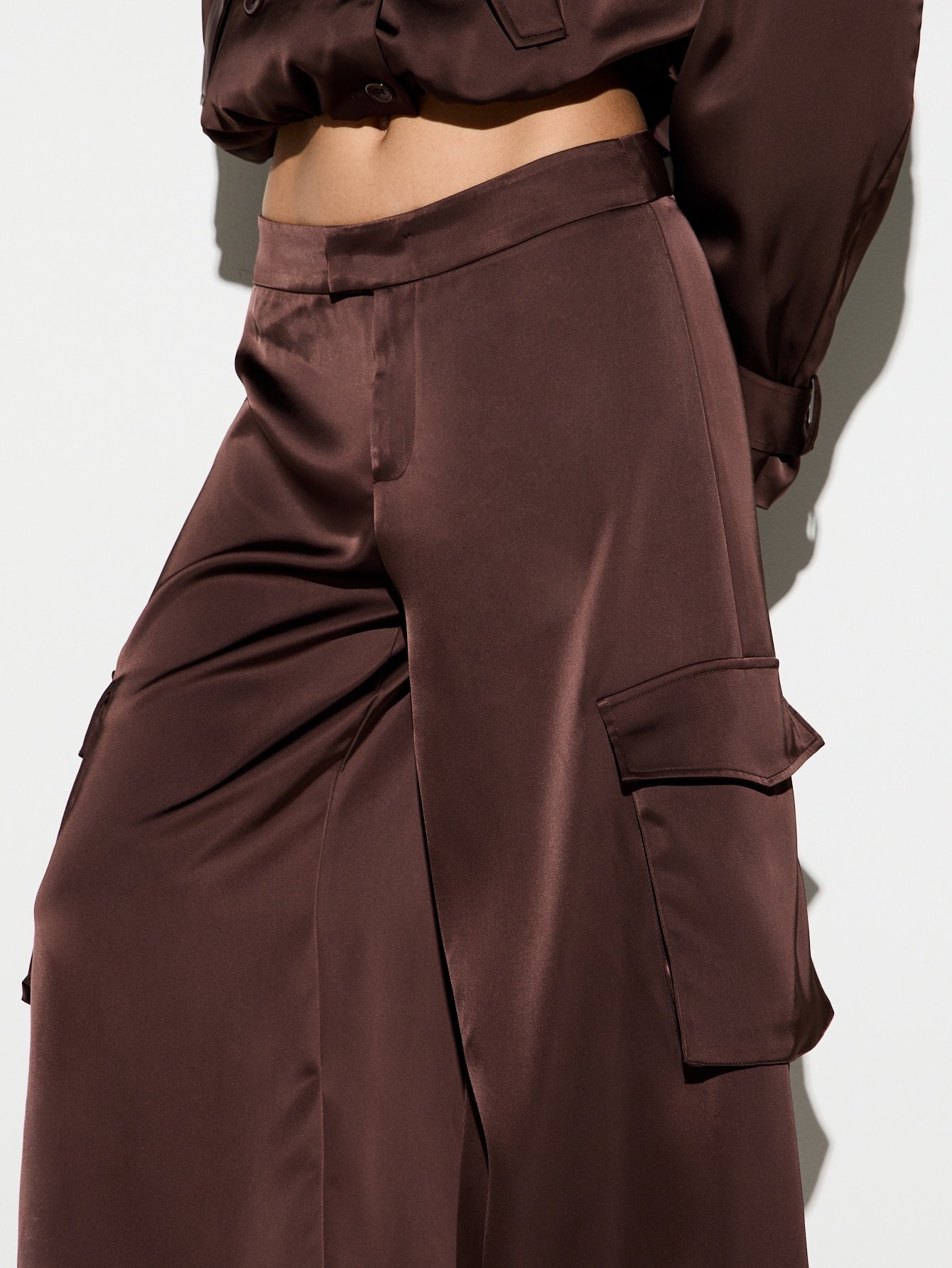 Pantalon cargo en satin avec silhouette ballon