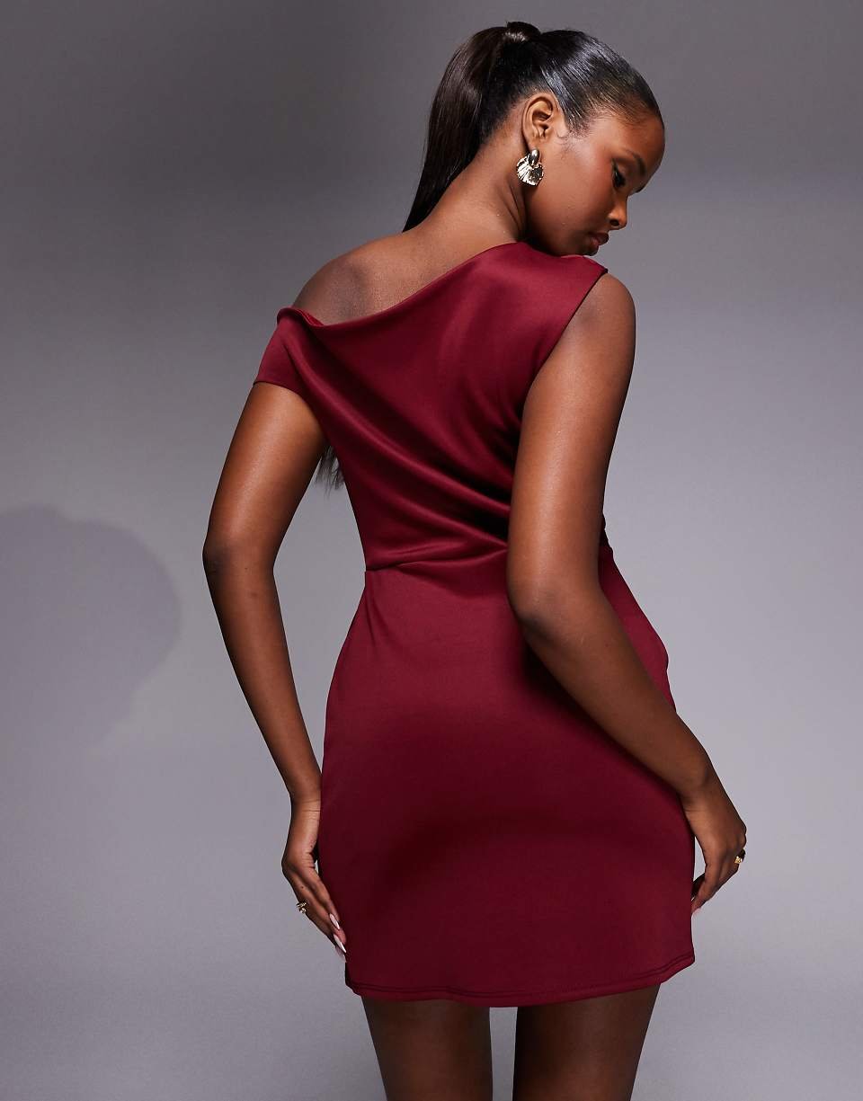 Robe courte sculptante à épaules dénudées