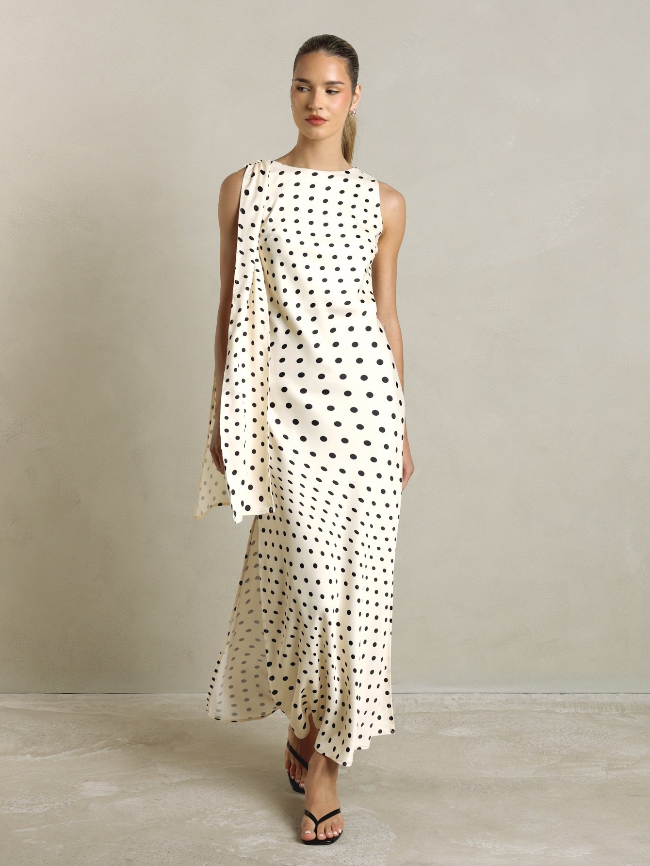 Robe en satin à pois noir et blanc col bateau