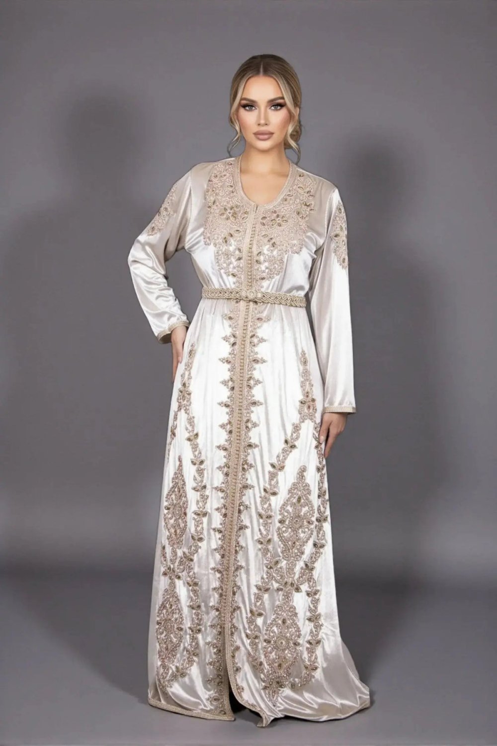 Caftan en velours satiné champagne brodé or
