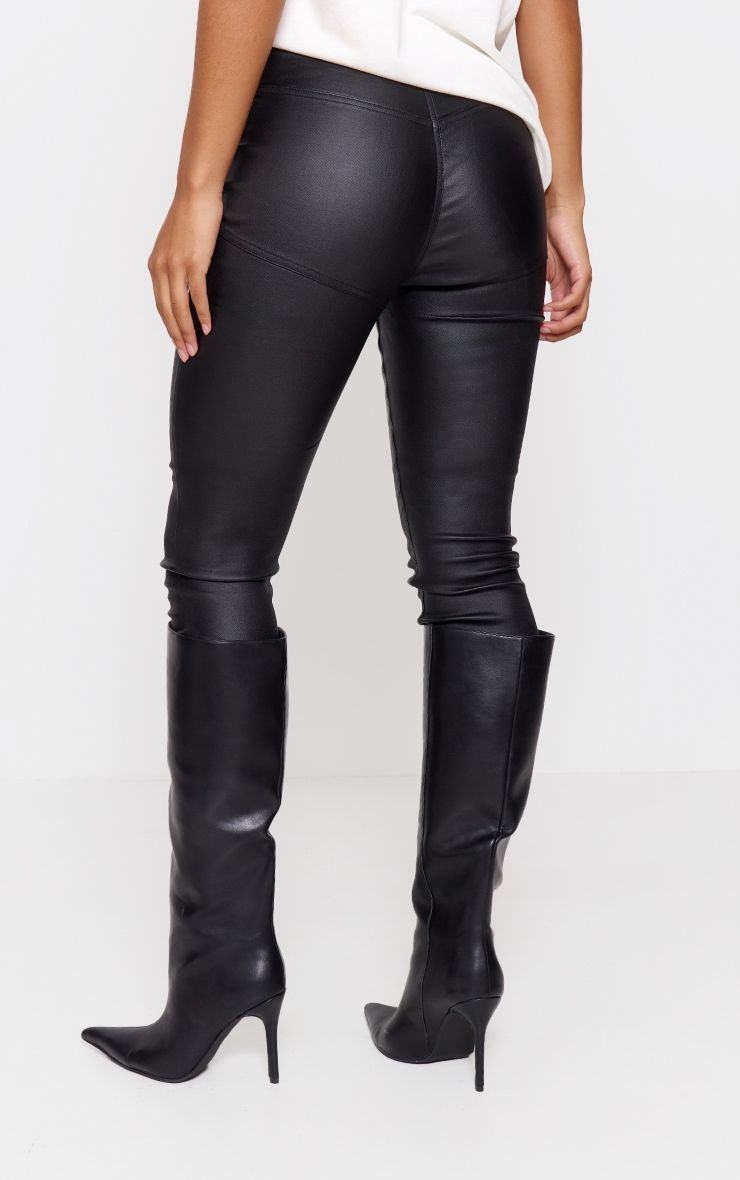 Black skinny jeans in coated denim