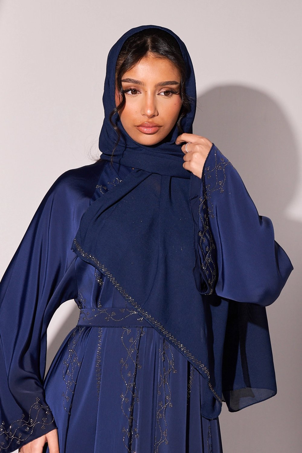 Abaya manches évasées à strass vagues bleu foncé