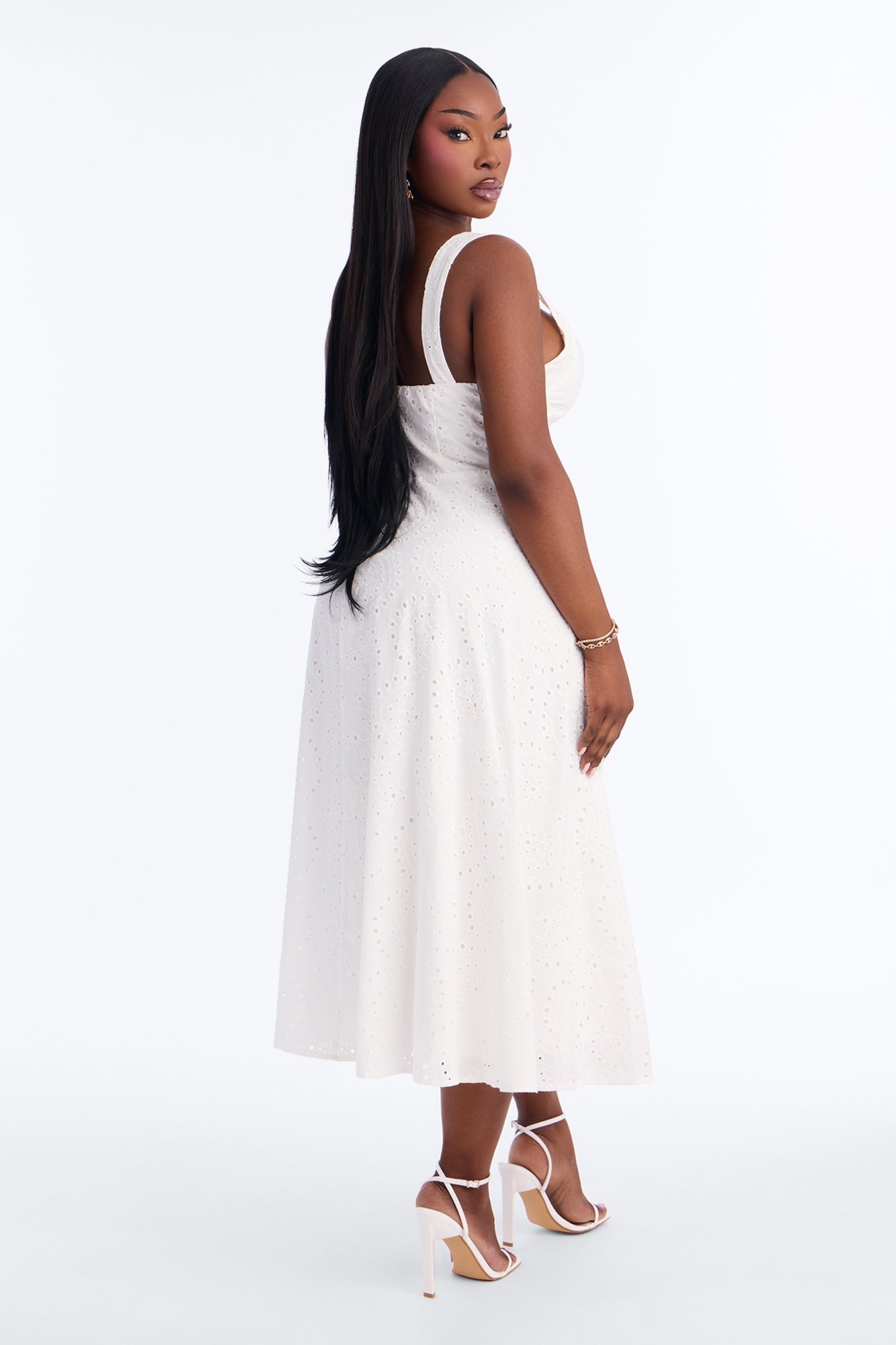 Robe mi-longue en broderie anglaise à taille corset
