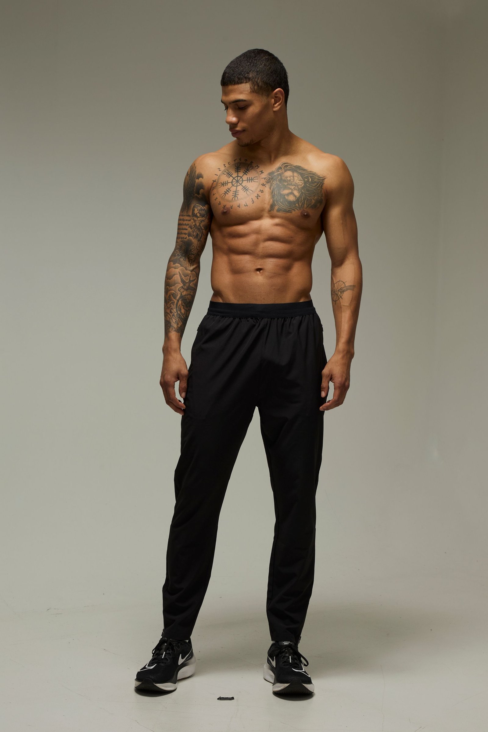 سروال جوغينغ للجري مثقّب ضيق من الأسفل - Man Active