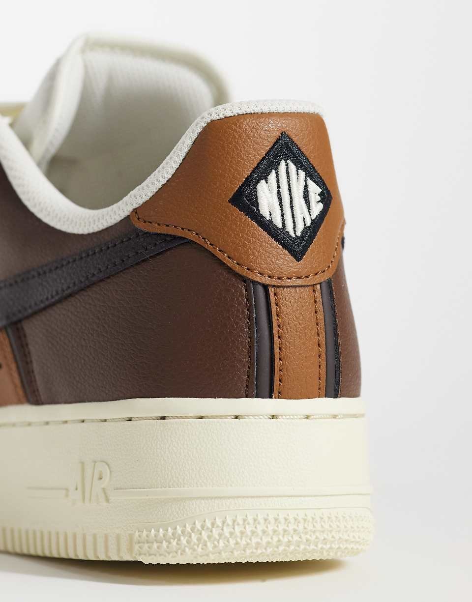 حذاء رياضي Air Force 1 LV8 باللون البني