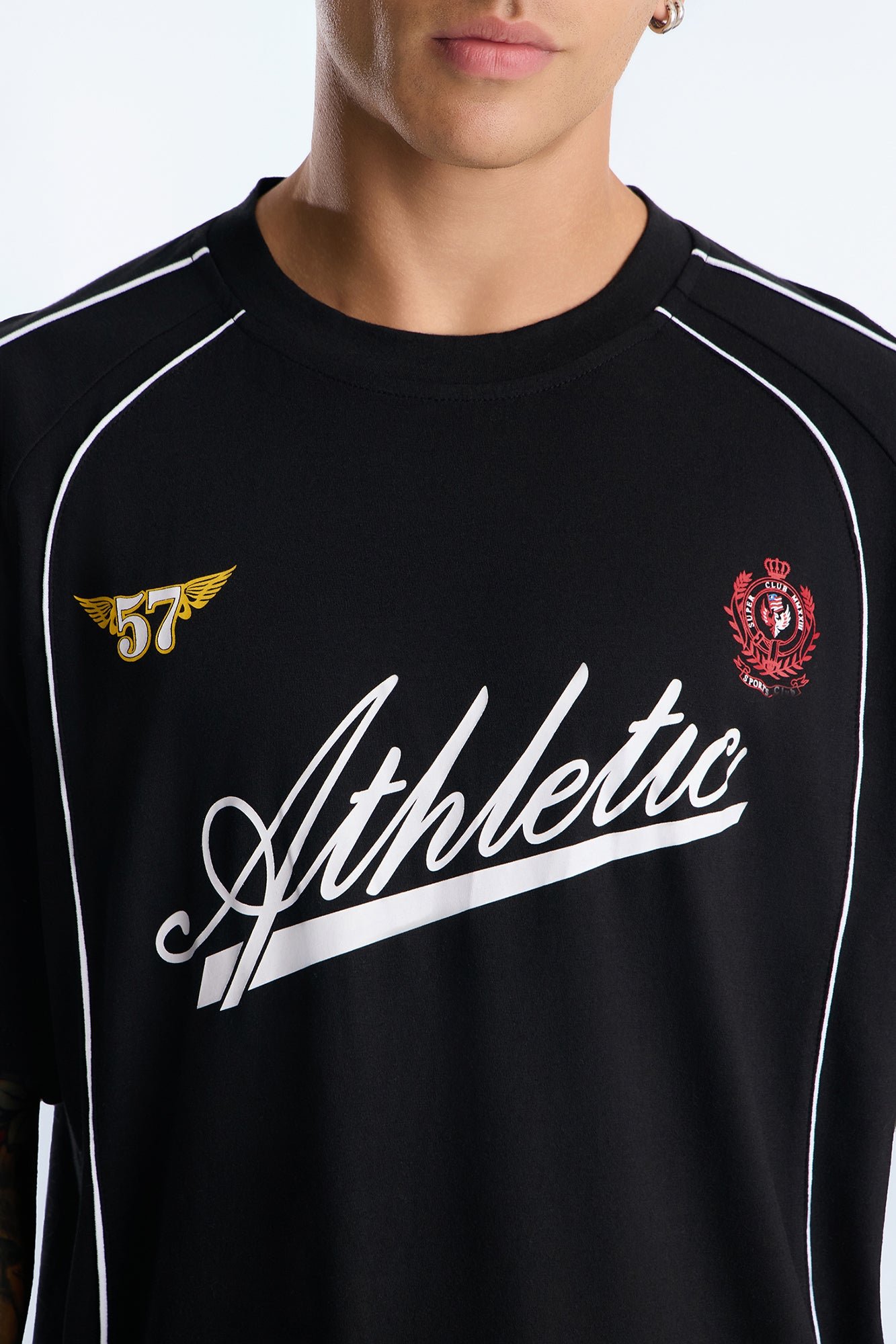 تي شيرت بأكمام قصيرة بطبعة Athletic Club