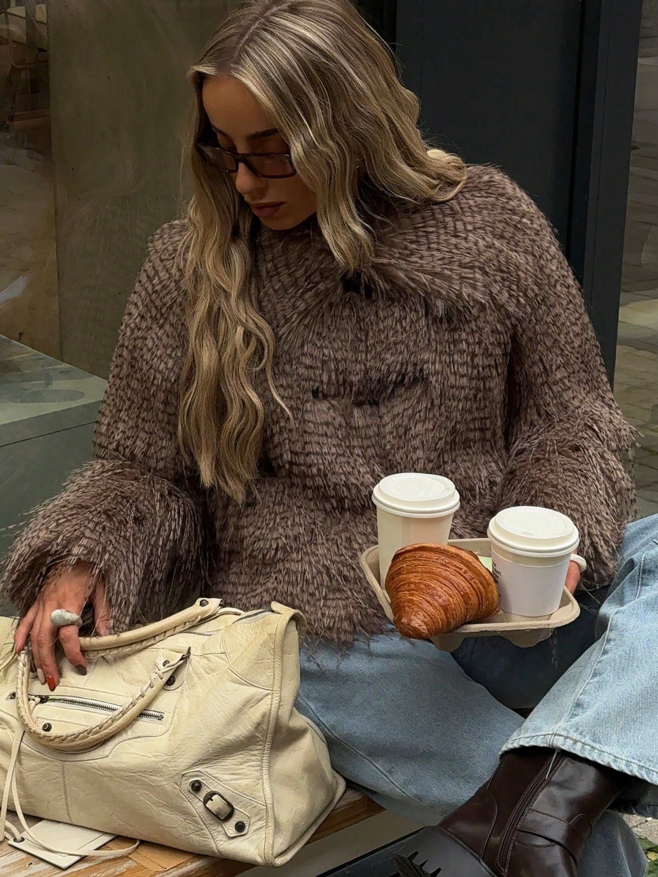 Manteau En Fausse Fourrure Duveteuse Avec Fermetures À Bascule