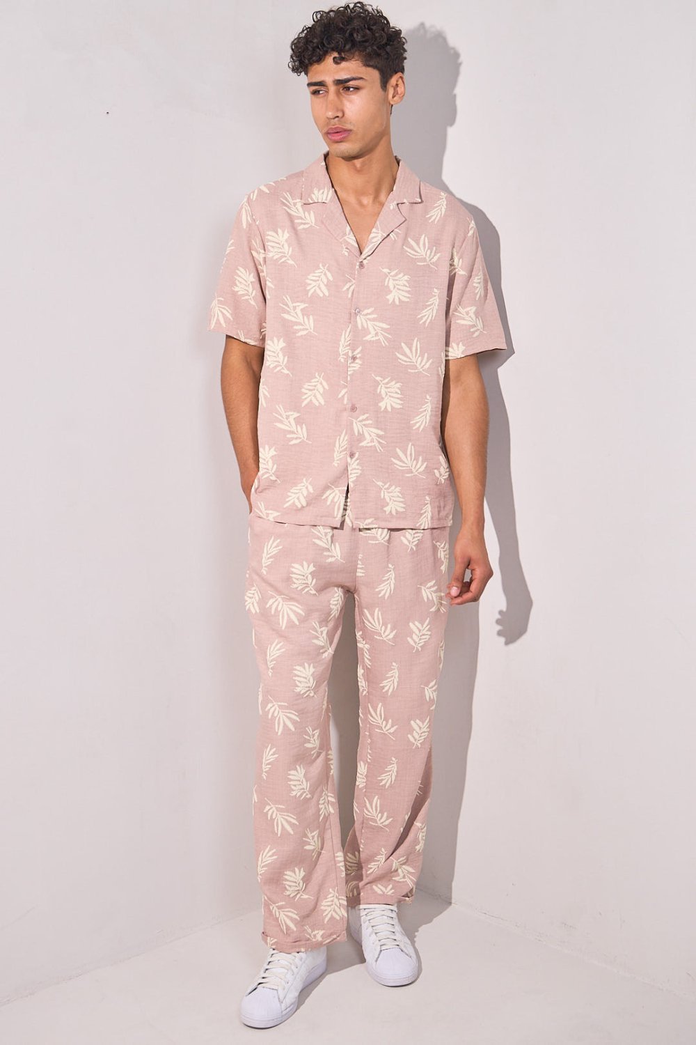 Ensemble chemise et pantalon imprimé feuilles rose