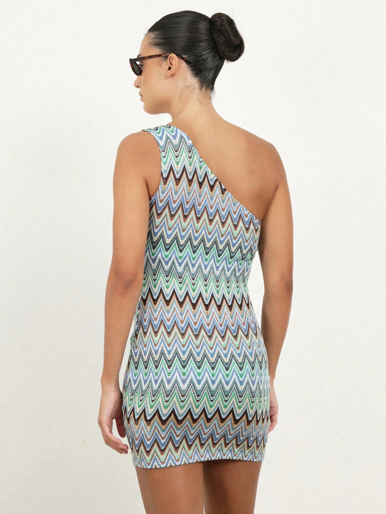 Robe mini moulante d'été à une épaule