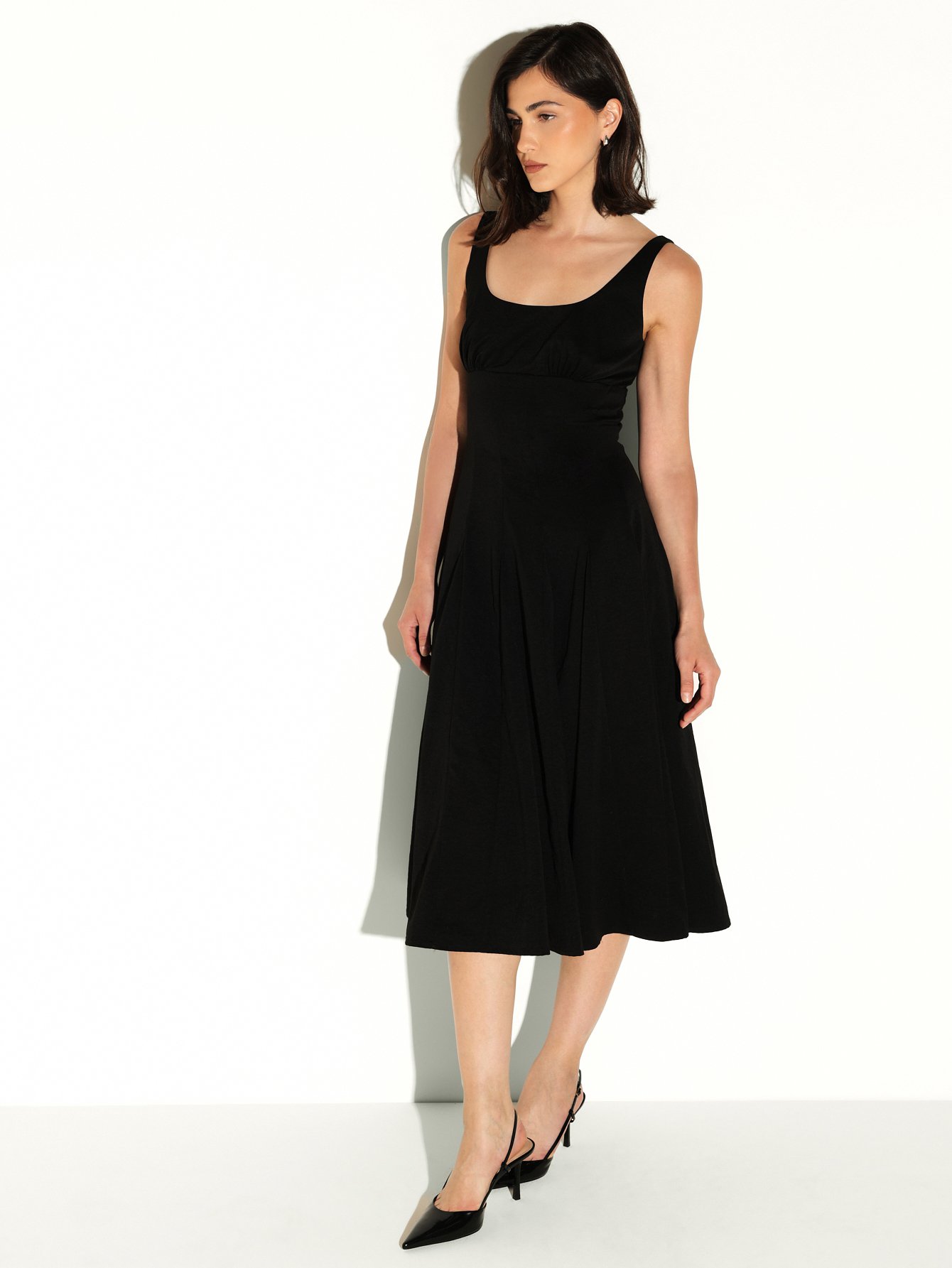 Robe Midi Classique Noire Sans Manches À Encolure Dégagée Avec Silhouette Ajustée