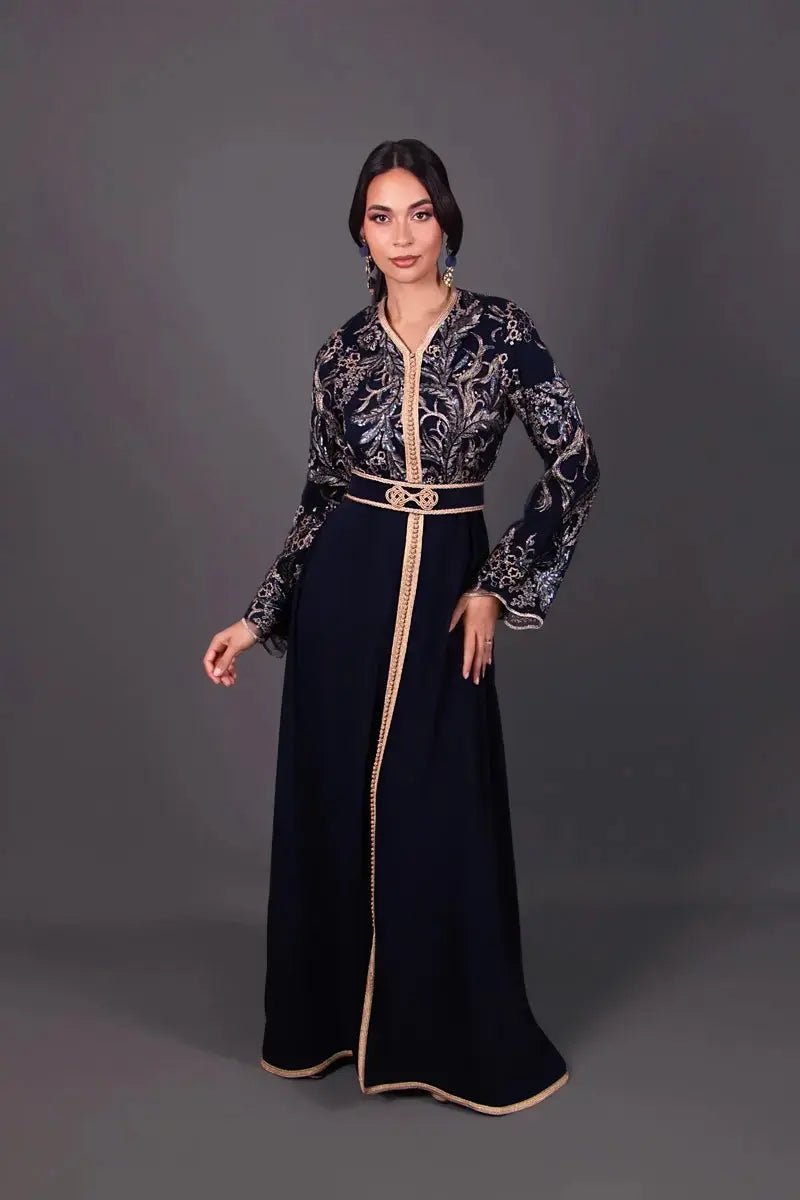 Caftan en dentelle et crêpe bleu marine