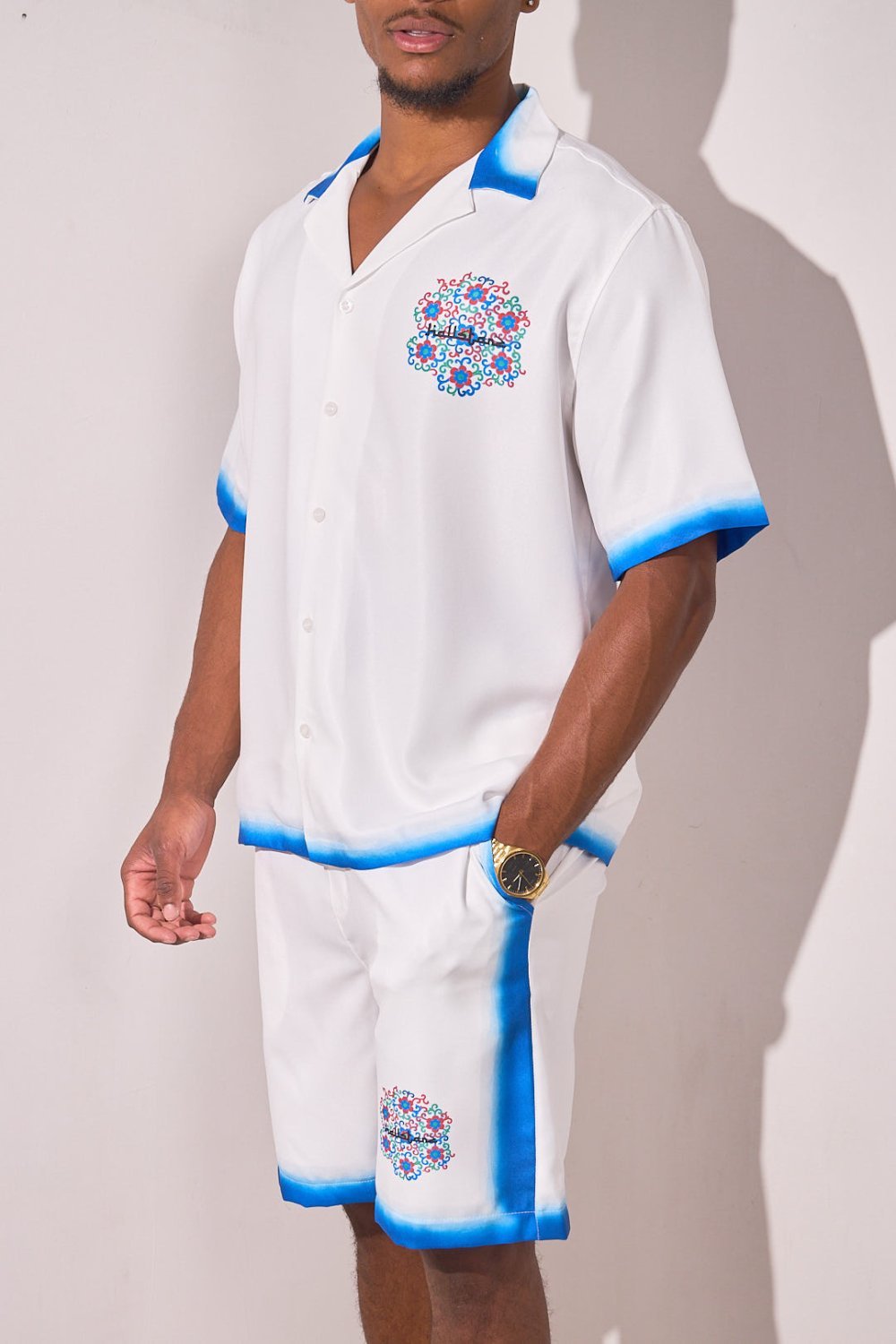 Ensemble chemise et short fleuri blanc et bleu