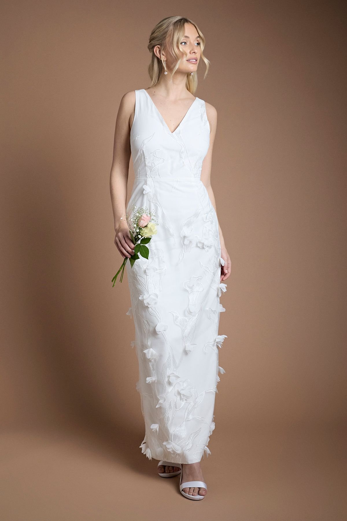 Robe de mariée longue à col V et appliqués
