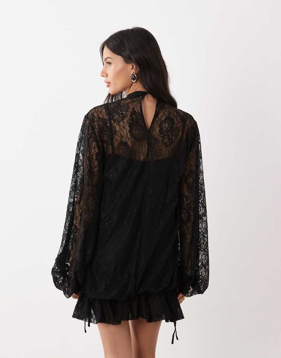 Robe courte en dentelle à manches blousantes