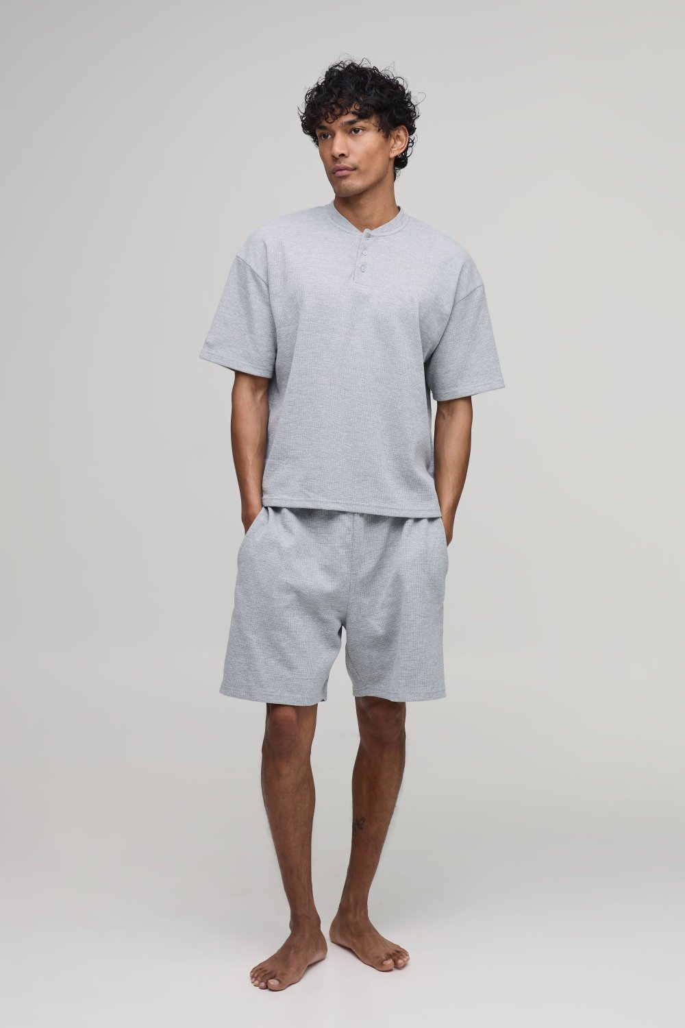 Ensemble détente t-shirt henley et pantalon gaufré