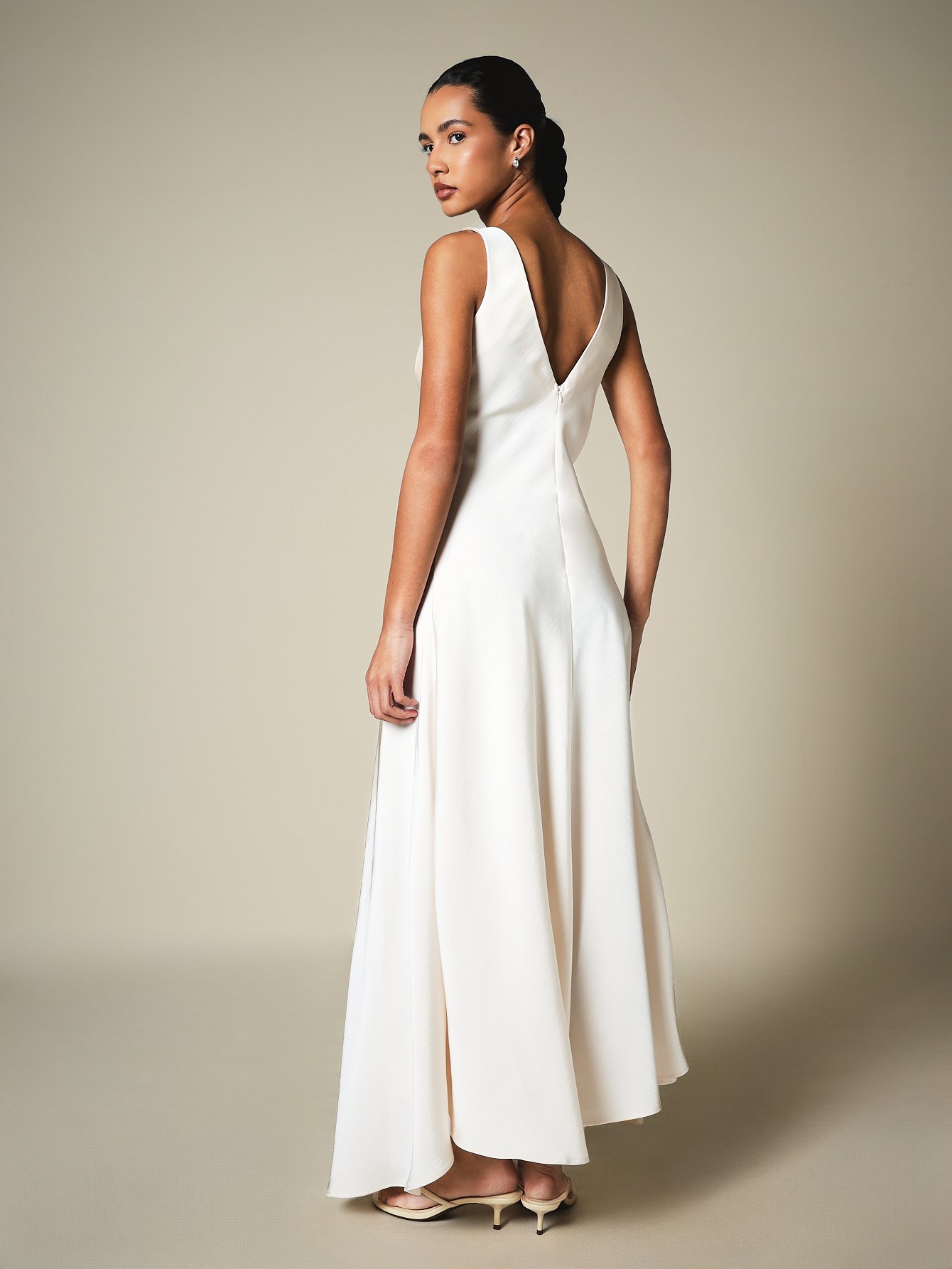 Robe De Soirée Élégante En Satin À Ourlet Asymétrique Avec Décolleté En V Profond