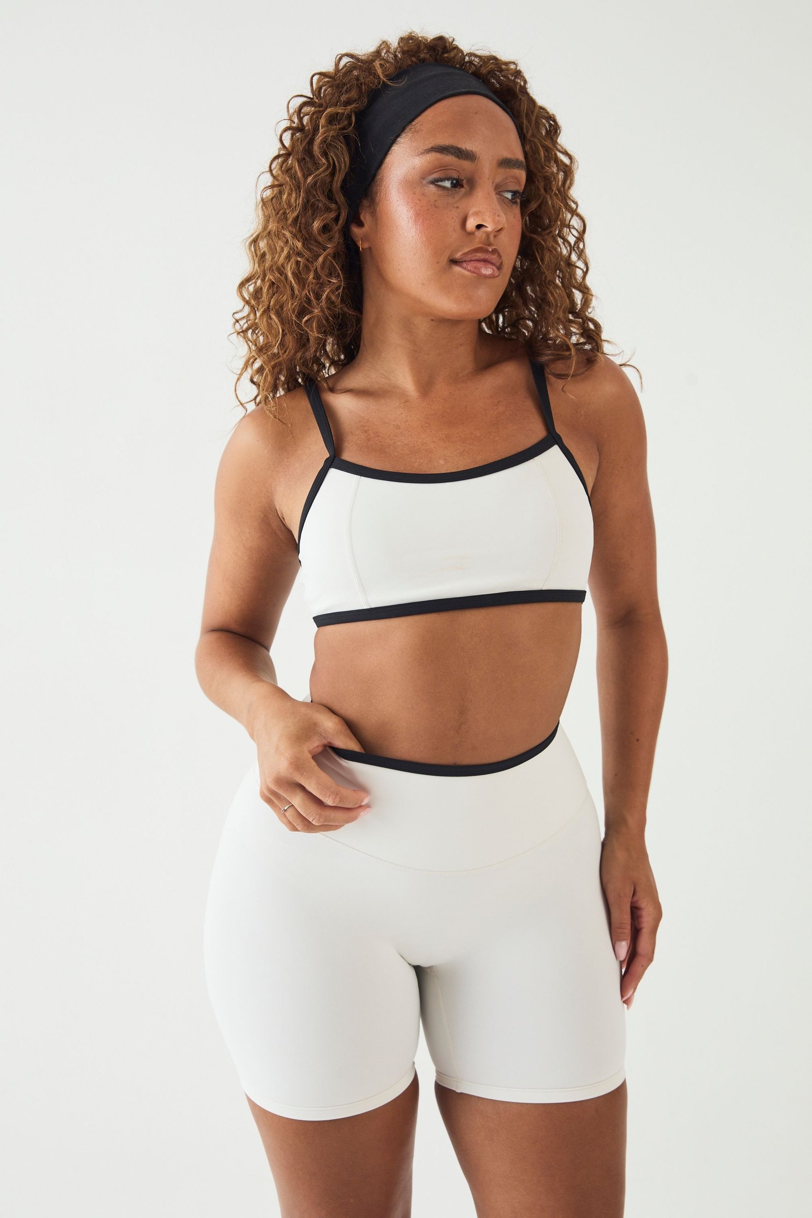 Short de sport moulant à taille contrastée