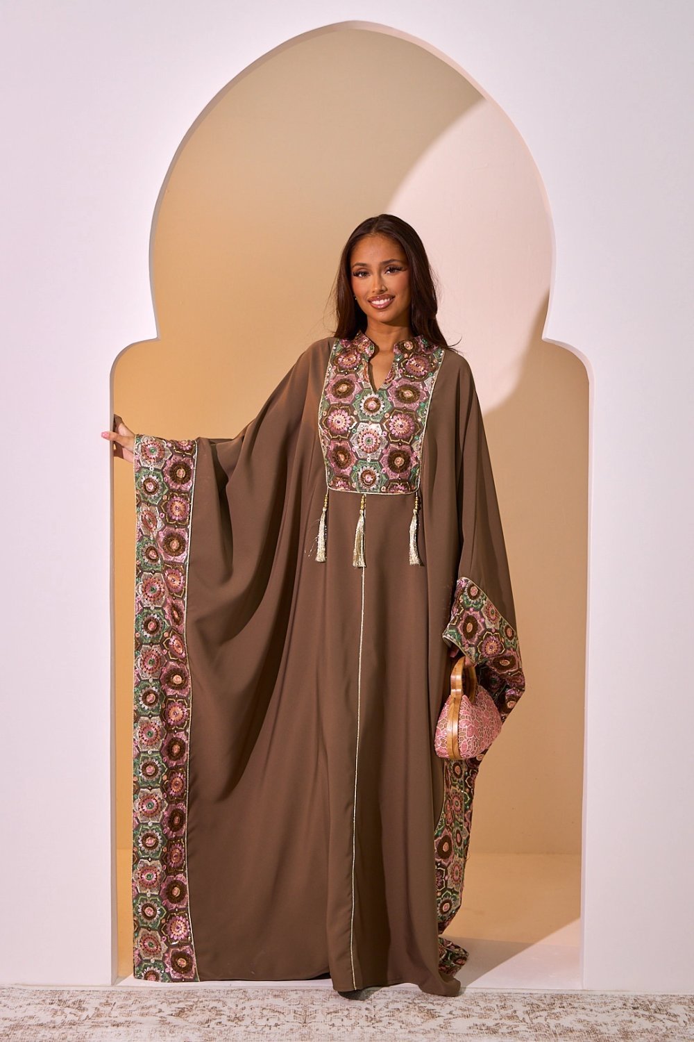 Abaya marron à motifs floraux, sequins et pompons