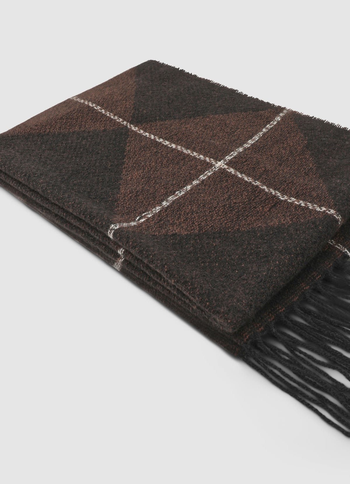 وشاح بنقشة معينات وأهداب
