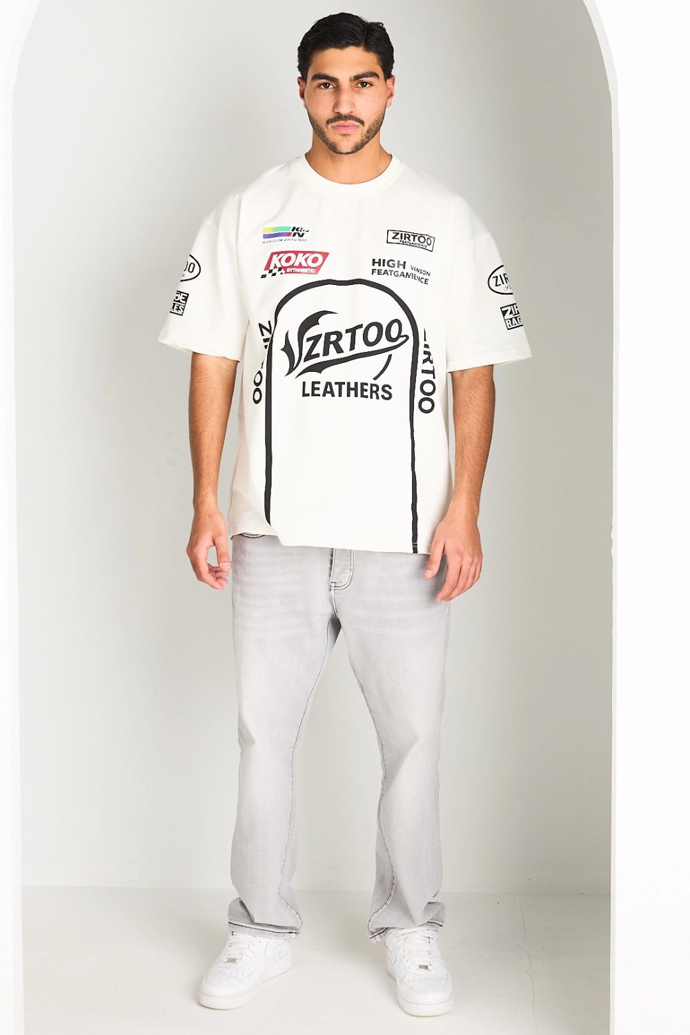 T-shirt byed b ktaba k7la f sder