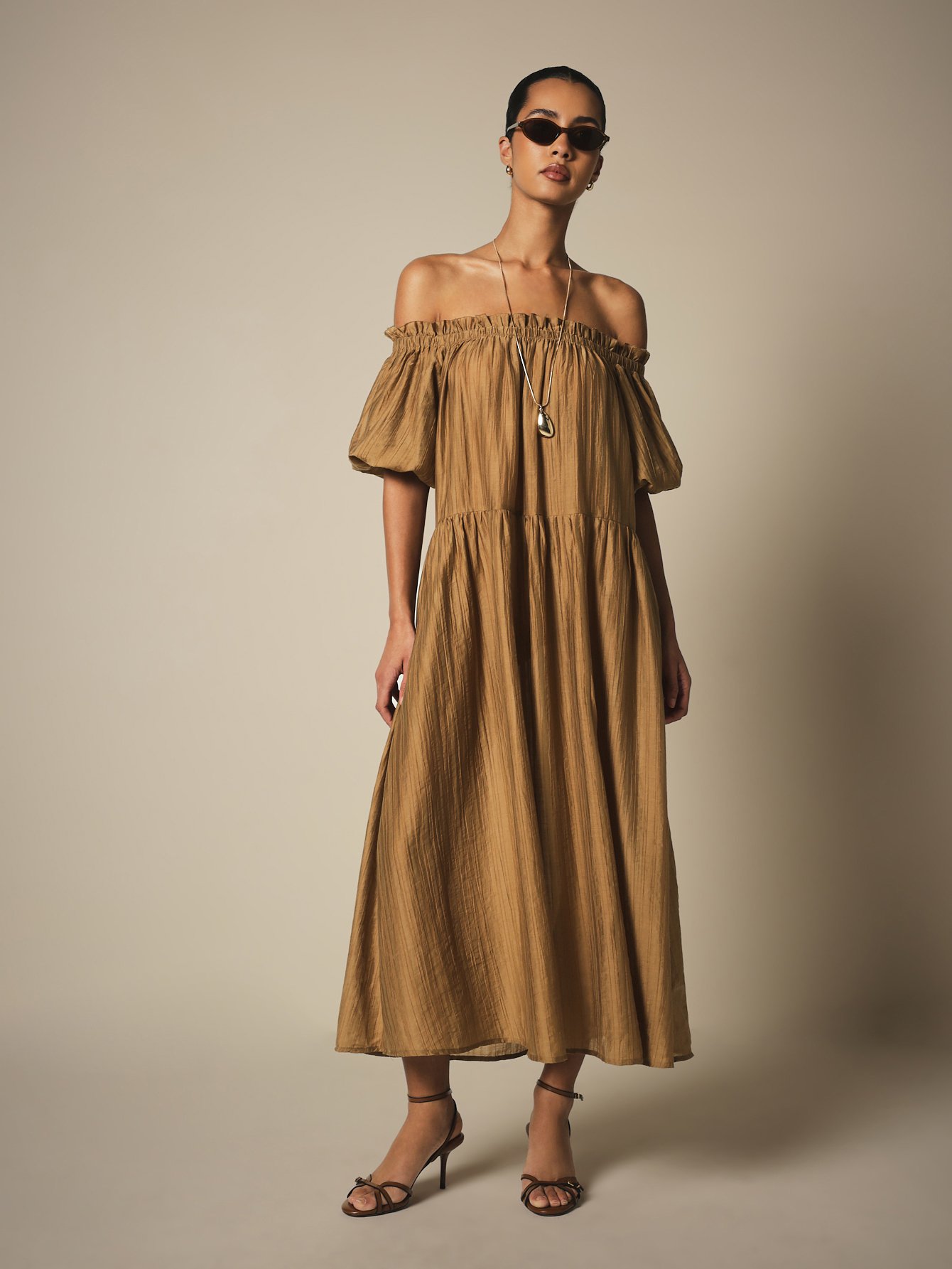 Robe mi-longue bohème b ktaf mbayna w volants