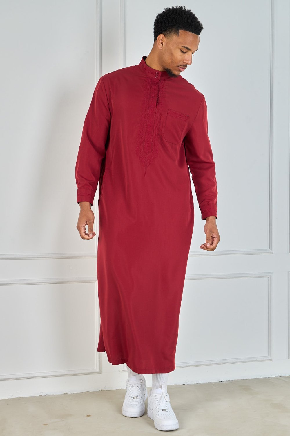 Qamis mtrrez b nefs lwen col montant bordeaux
