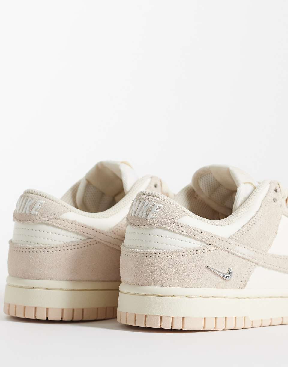 حذاء رياضي Dunk Low بالأبيض والبني الفاتح