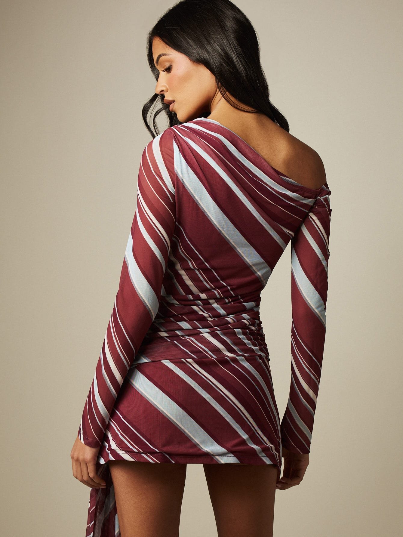 Robe courte rayée en maille à épaules dénudées