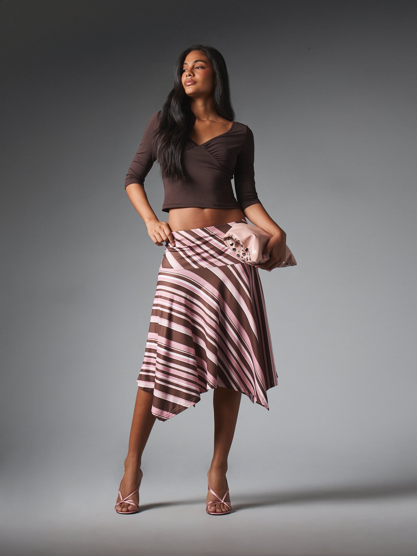 Jupe en satin rayé avec ourlet asymétrique façon