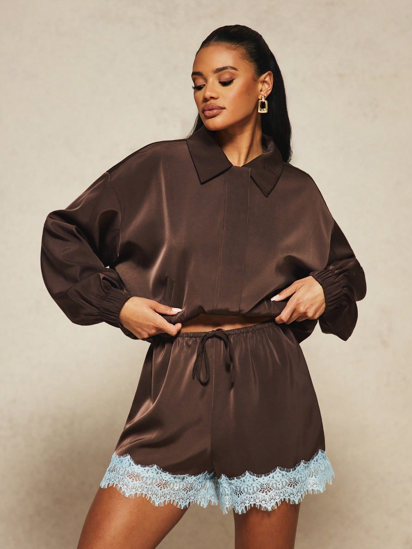 Short en satin X Carli Bybel avec bordure