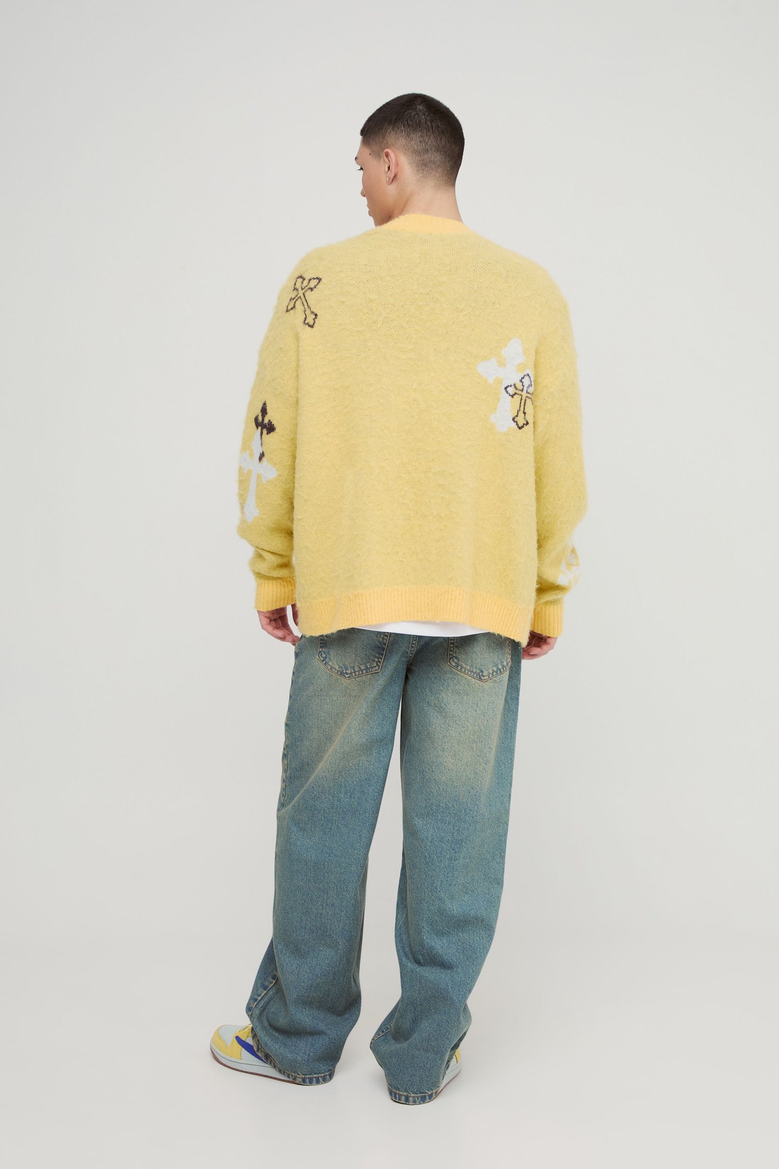 Jeans en denim lavé à broderies décontractées et rigides