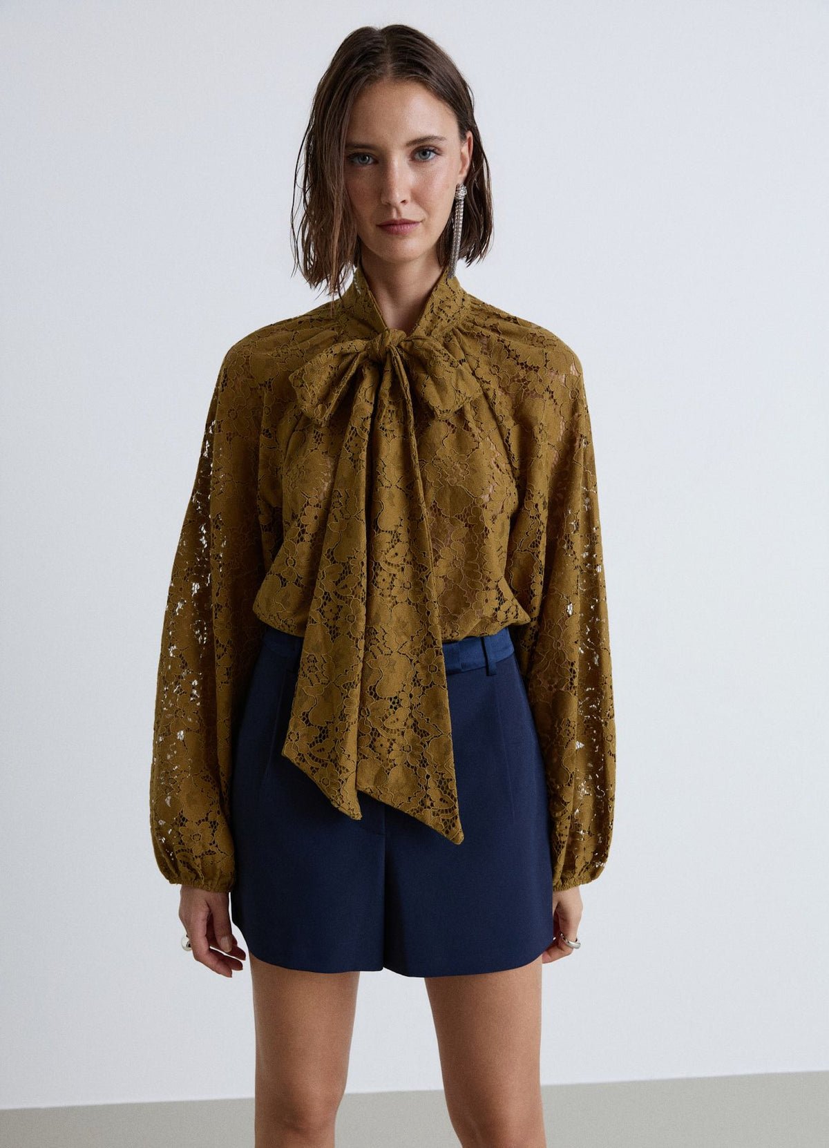 Chemise en dentelle à col lavallière
