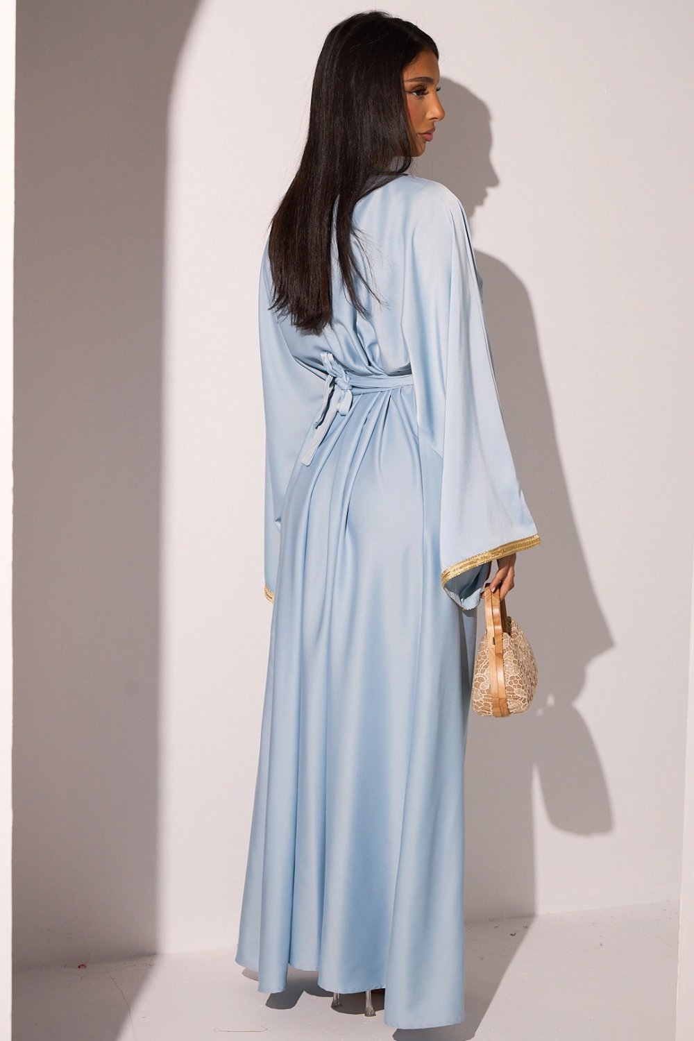 Abaya satinée à empiècement doré et strass bleu clair
