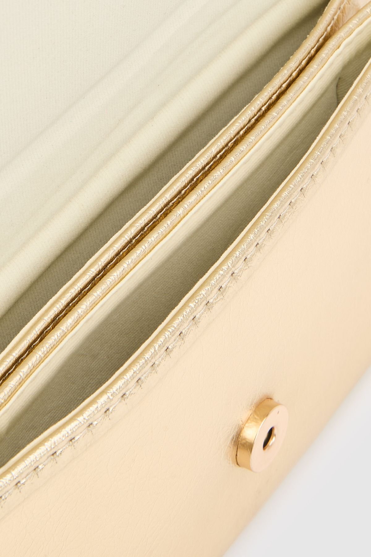 Metallic flap clutch with chain