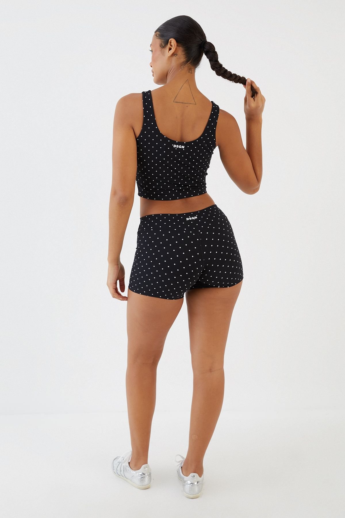 Short sport sculptant b pois