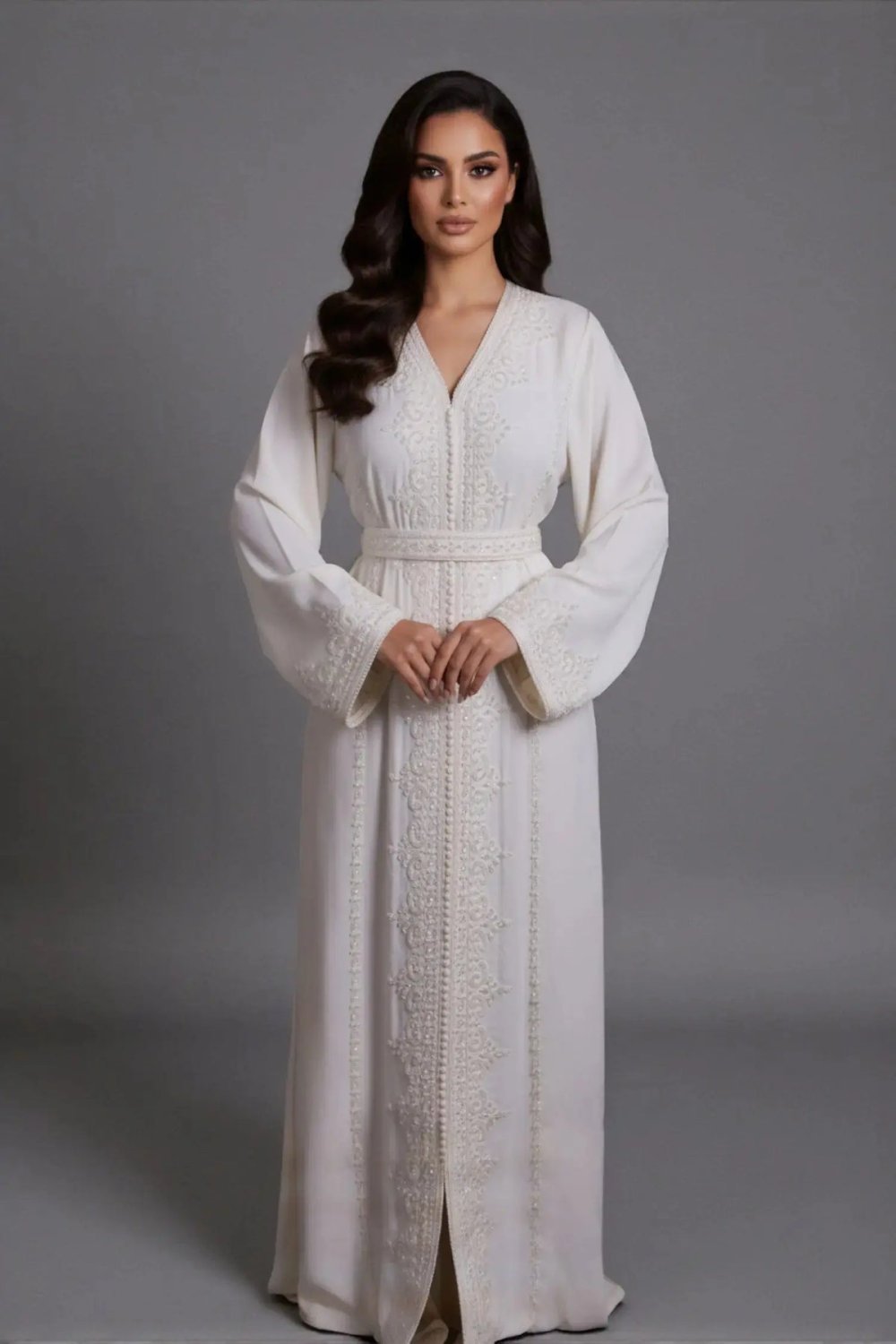 Caftan en crêpe blanc perlé à la main