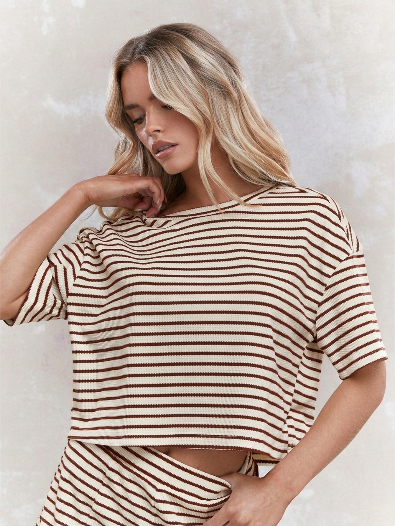 Ensemble top w short b khtout côtelés