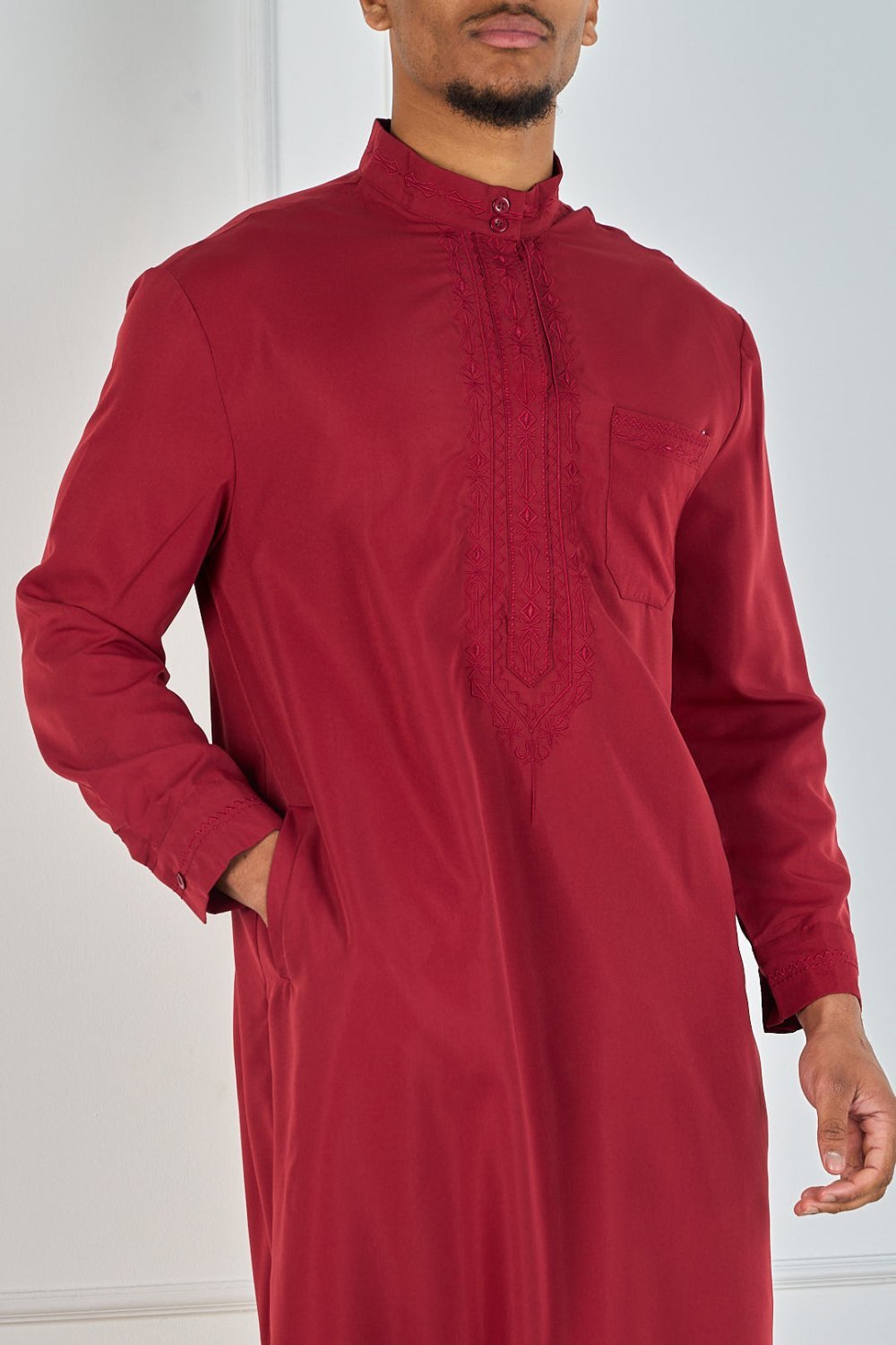 Qamis mtrrez b nefs lwen col montant bordeaux