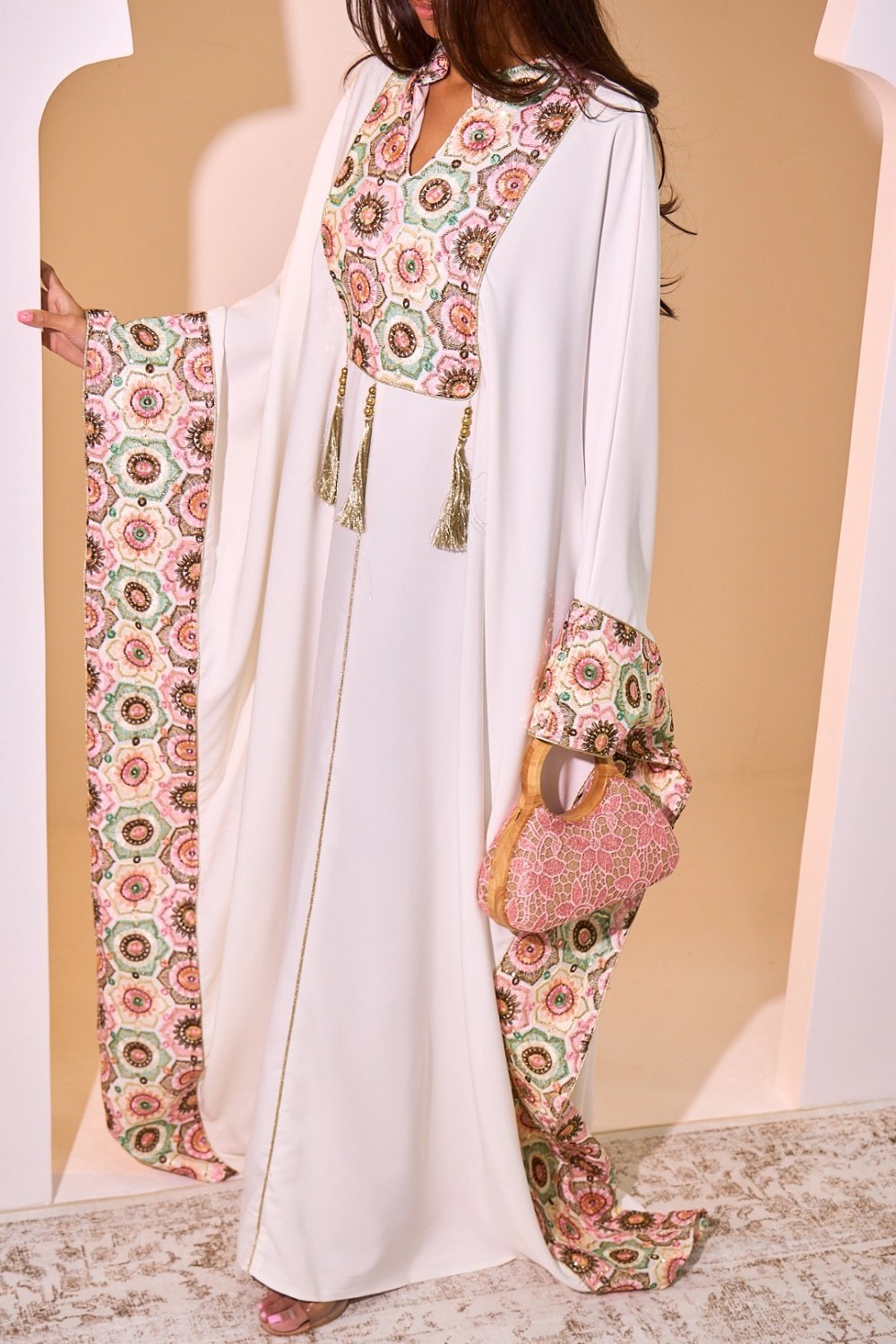 Abaya blanche à motifs floraux et pompons