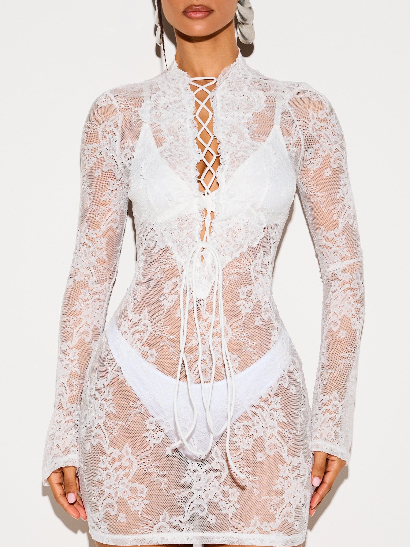 Robe mini en dentelle fleurie transparente