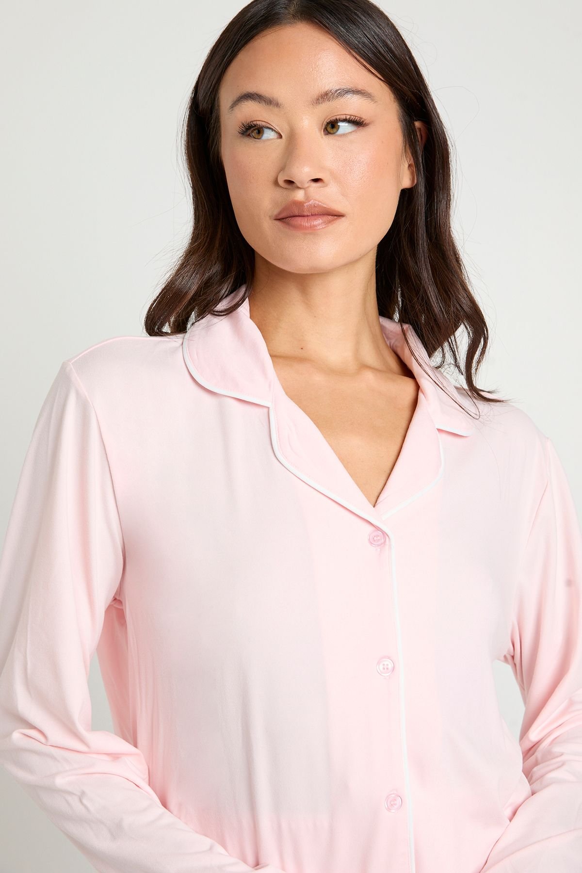 Ensemble pyjama pour grande taille en jersey avec détails de passepoil, composé d'une chemise à manches longues et d'un pantalon